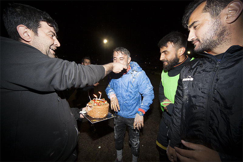 Gümüşlükspor Teknik Direktörü Hüseyin Öztemiz'e doğum günü sürprizi 4