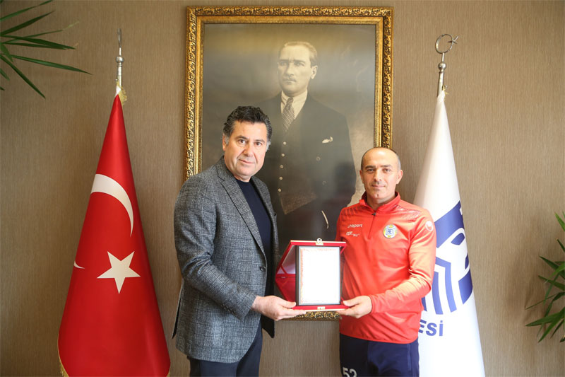 Başkan Kocadon’dan örnek sporcuya plaket