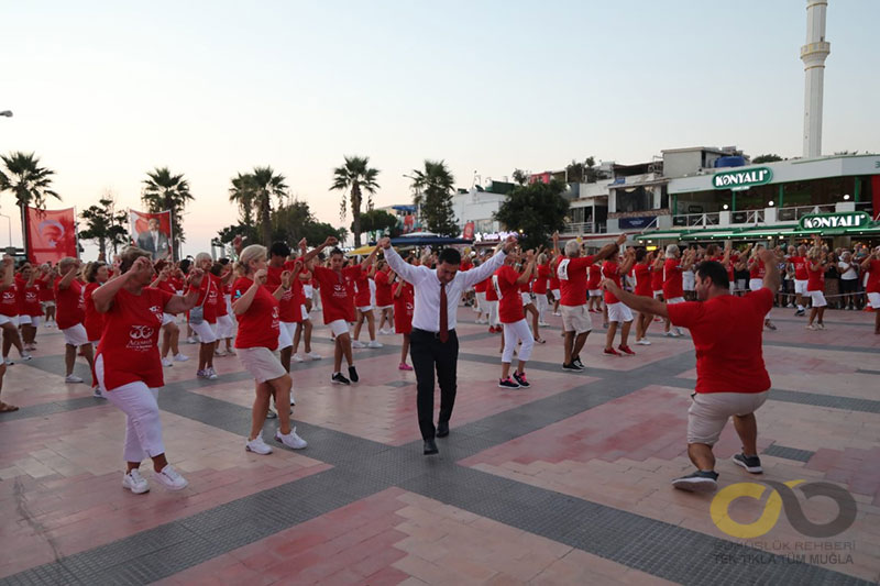 Turgutreis Atatürk Meydanı’nda halk oyunları gösterisi 2