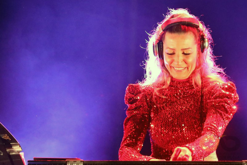 Teoman concert in Bodrum, DJ. İlka Lichi