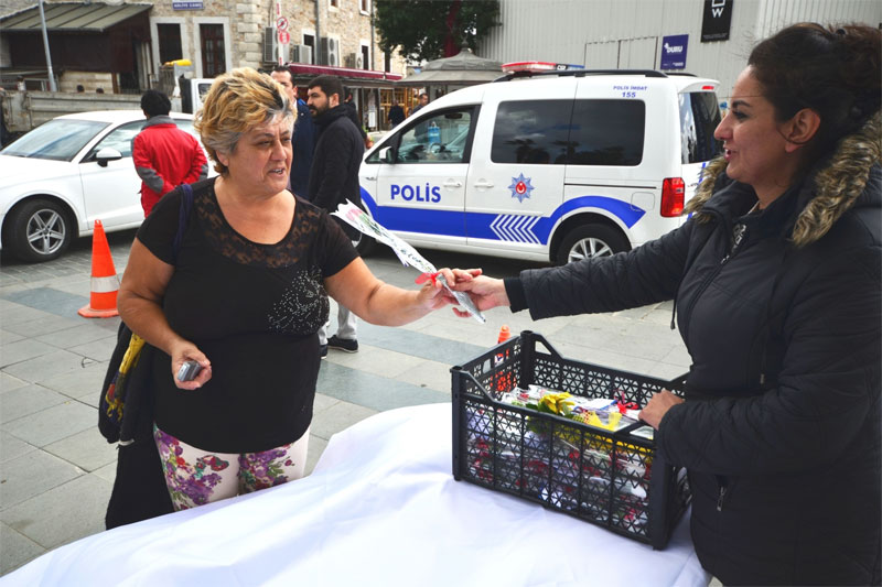 Kadınlara kırmızı karanfil