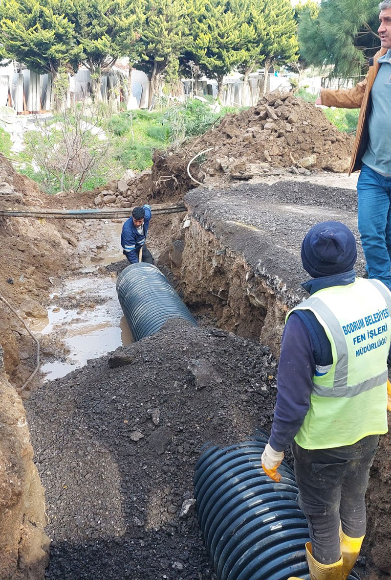 Gündoğan Mahallesi İnönü Caddesi yol çökmesi müdahale