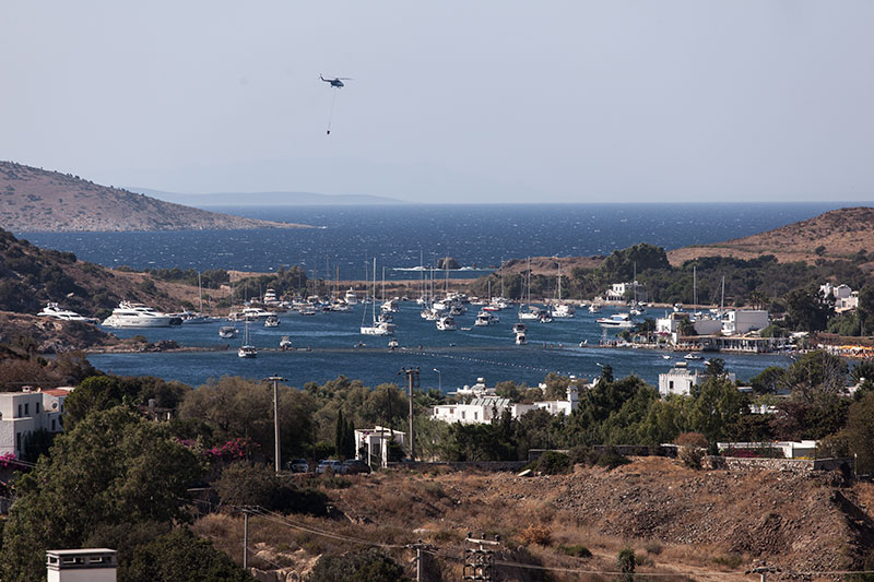 Gümüşlük sahili yangın helikopteri. Su sevki 10.08.2021