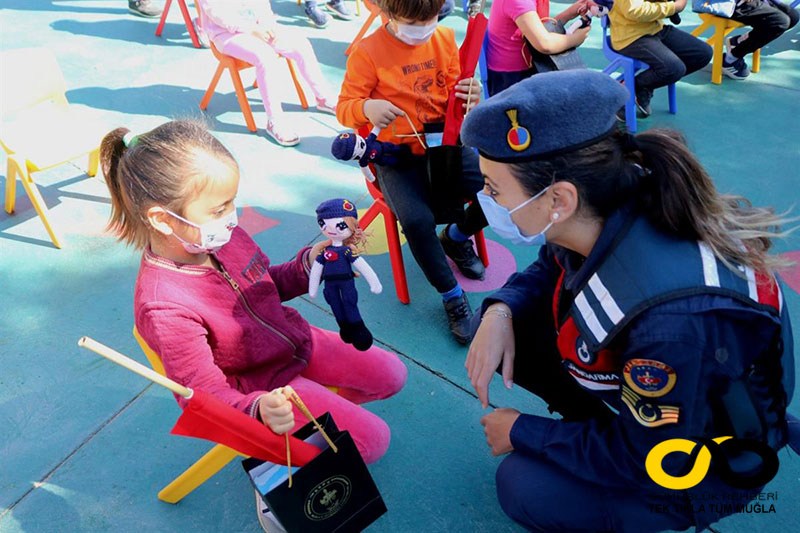 Muğla Jandarma'dan çocuklara 23 Nisan sürprizi 2