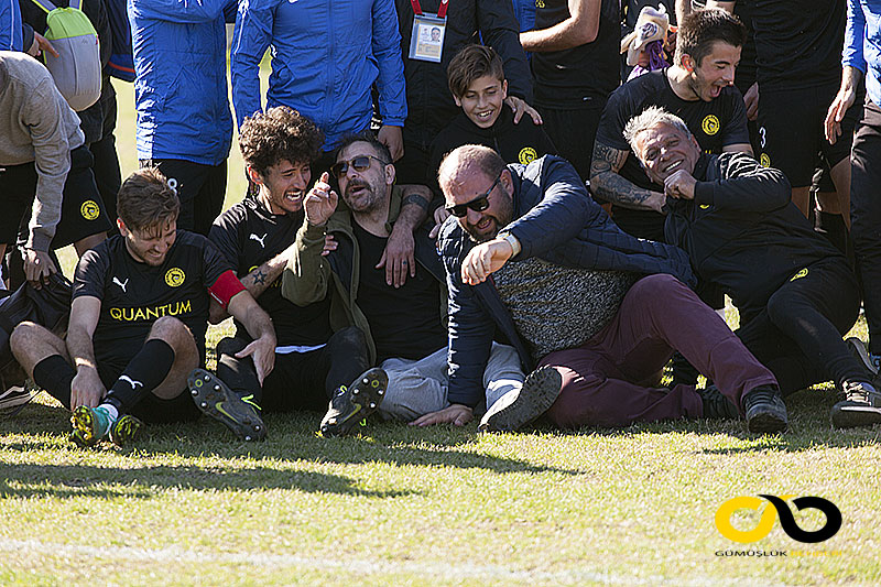 Gümüşlükspor galibiyet sevinci pozu 2