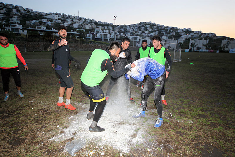 Gümüşlükspor sürpriz doğum günü 2