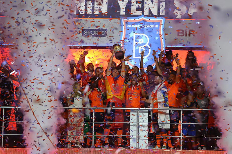 Medipol Başakşehir kupasını aldı 3