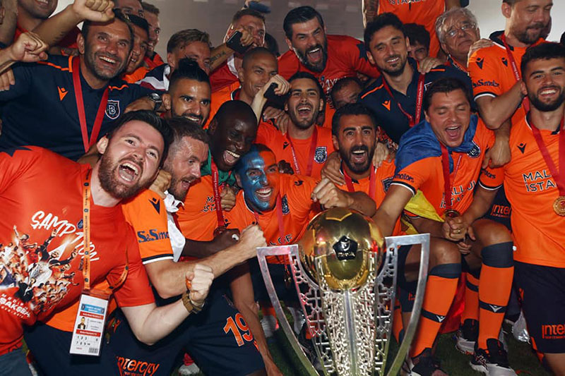 Medipol Başakşehir kupasını aldı 8