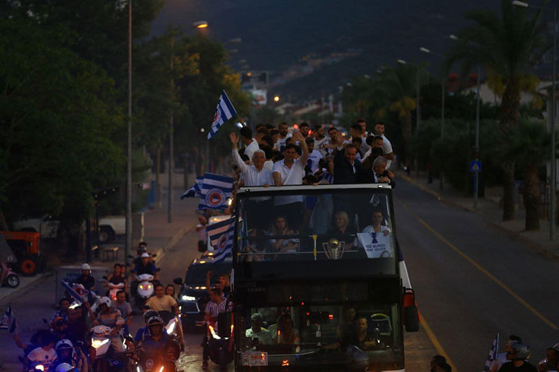 Fethiye şampiyonluğu ve bir üst ligi kutluyor 2