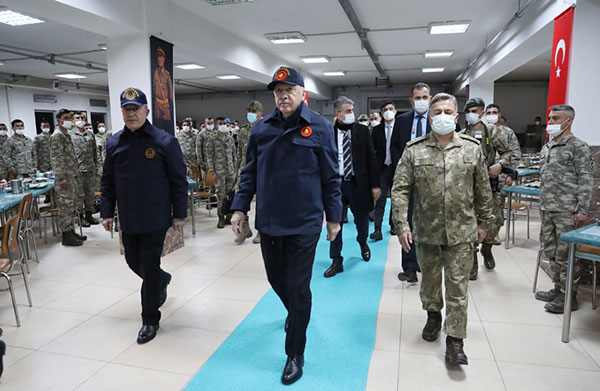 Cumhurbaşkanı Recep Tayyip Erdoğan Hakkari Yüksekova sınırında askerle iftar yaptı
