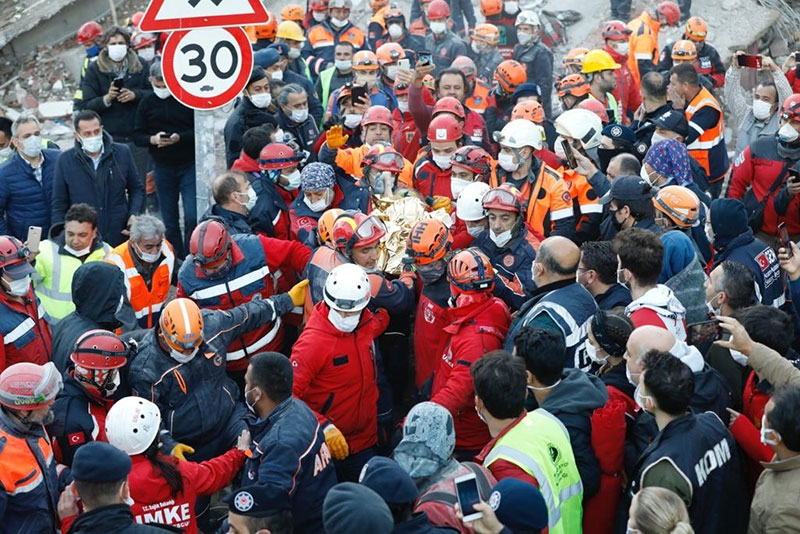 İzmir depreminin sembol fotoğrafı 5