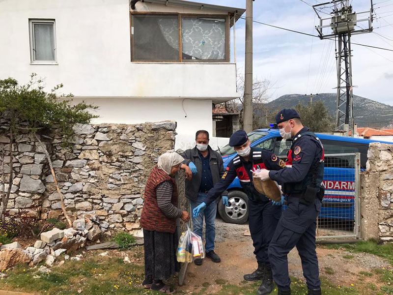 Muğla Jandarma'dan sokak sokak yardım 3