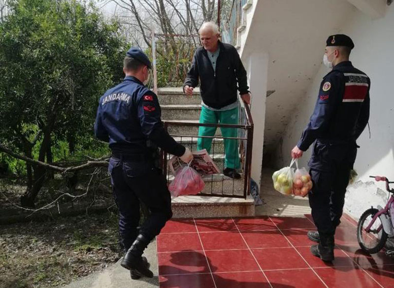 Muğla Jandarma'dan sokak sokak yardım 4