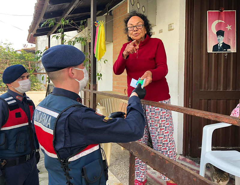 Muğla Jandarma'dan sokak sokak yardım 6